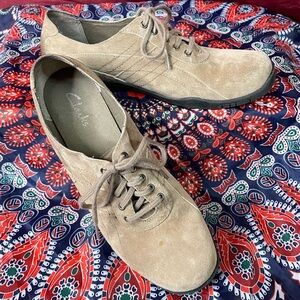 Vintage Y2K Clarks Beige Suede Lace-Up Walking Shoes – Women’s Size 9.5